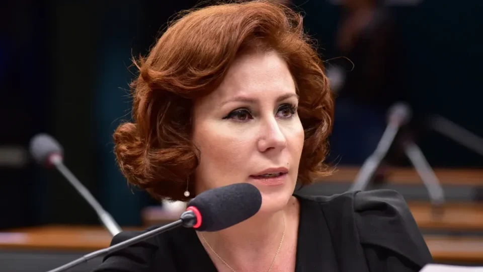 Zambelli pede ao STF autorização para voltar ao Brasil, votar e retornar à Itália sem ser presa
