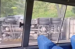 Caminhão-cegonha com 11 carros tomba e interdita trecho da BR-316 em Alagoas