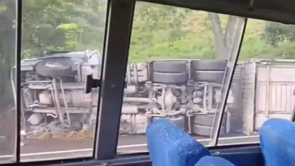 Caminhão-cegonha com 11 carros tomba e interdita trecho da BR-316 em Alagoas
