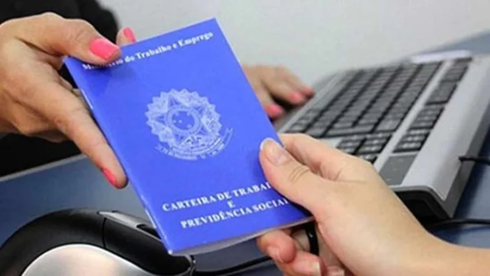 Desemprego cai, mas inadimplência das famílias bate recorde no Brasil