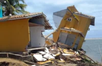 Avanço do mar destrói parte de casa e expõe erosão na Praia do Saco, em Sergipe