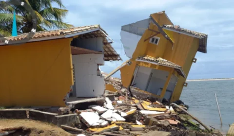 Avanço do mar destrói parte de casa e expõe erosão na Praia do Saco, em Sergipe