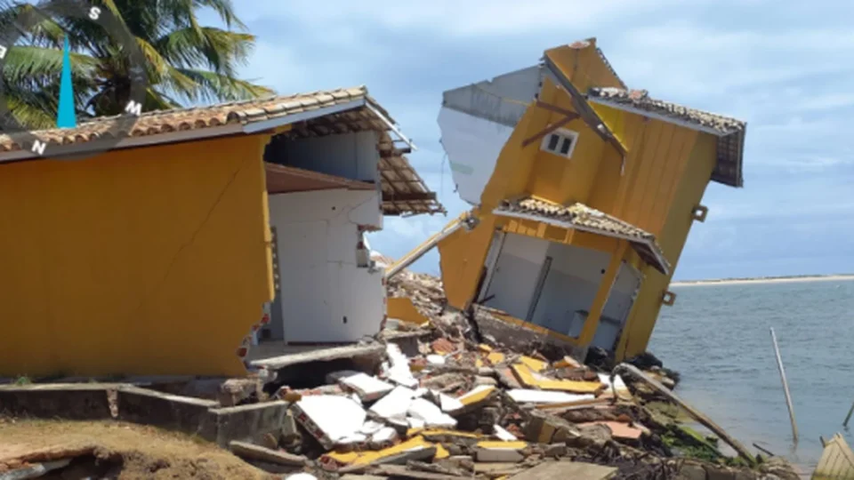 Avanço do mar destrói parte de casa e expõe erosão na Praia do Saco, em Sergipe