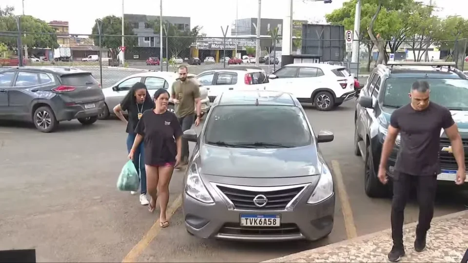 Justiça solta mãe de recém-nascido encontrado carbonizado no DF; companheiro segue preso