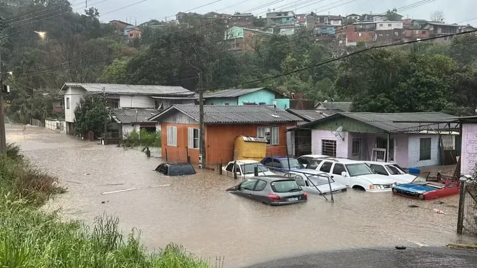 Tempestade deixa mortos e desaparecidos no RS; buscas continuam após temporal