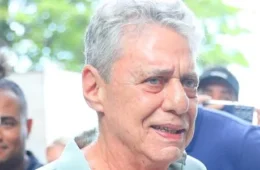 Chico Buarque aciona polícia após receber ameaça de morte na internet