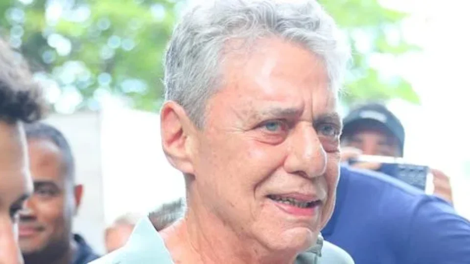 Chico Buarque aciona polícia após receber ameaça de morte na internet