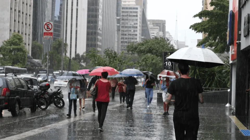 Chuvas provocam 86 ocorrências na Grande São Paulo em 10 horas