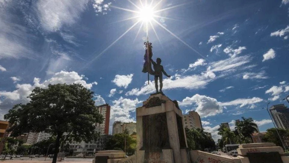 Onda de calor coloca 623 cidades de Minas Gerais em alerta vermelho; BH registra 33,9°C