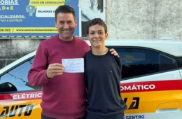 Jovem que nasceu sem os braços conquista CNH após aprender a dirigir com os pés em MG