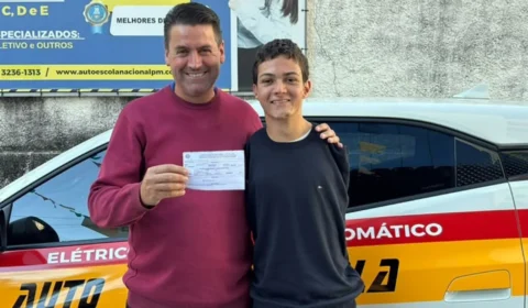 Jovem que nasceu sem os braços conquista CNH após aprender a dirigir com os pés em MG