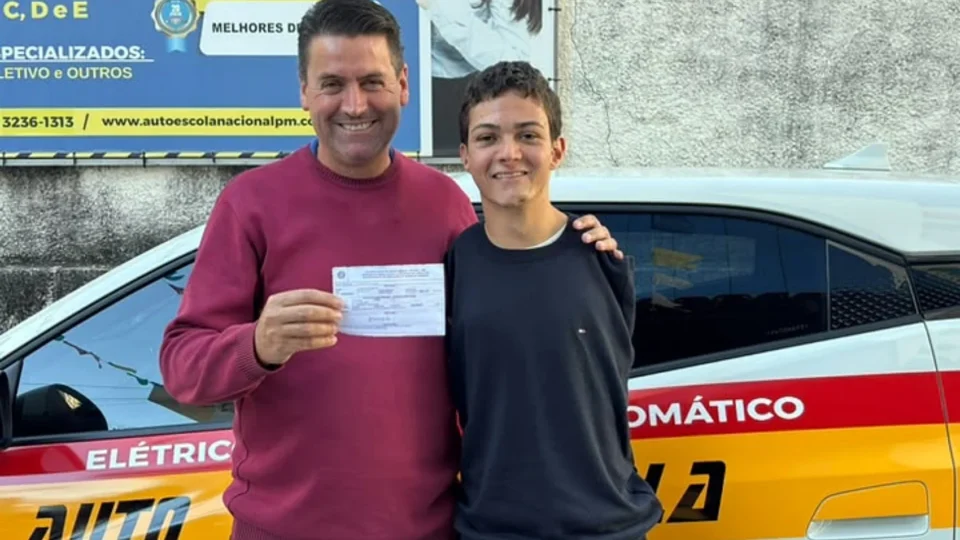 Jovem que nasceu sem os braços conquista CNH após aprender a dirigir com os pés em MG