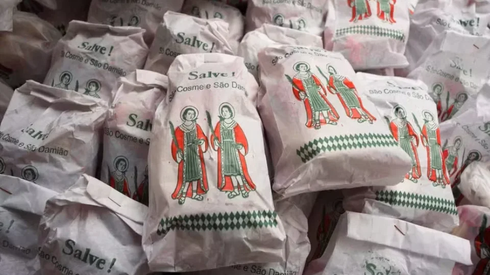 Cosme e Damião levam fé, doces e sincretismo às ruas do Vale do Paraíba