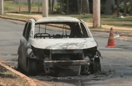 Carro pega fogo próximo ao Lago Paranoá, em Brasília