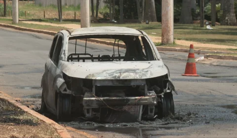Carro pega fogo próximo ao Lago Paranoá, em Brasília