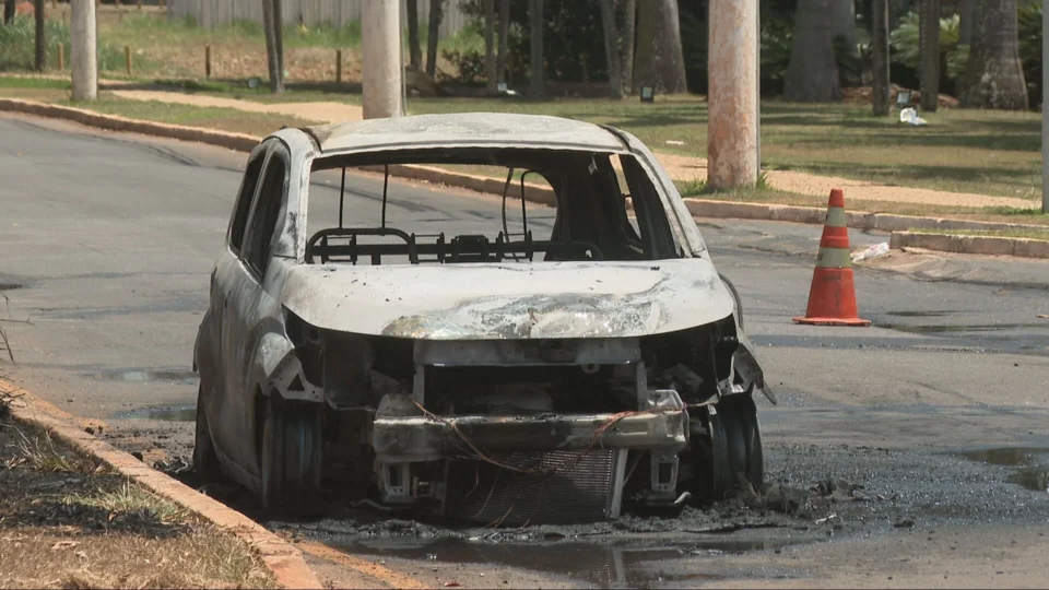 Carro pega fogo próximo ao Lago Paranoá, em Brasília