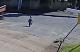Criança de 1 ano e 6 meses sai sozinha de creche em SC e chega ao trabalho da mãe