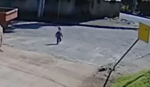 Criança de 1 ano e 6 meses sai sozinha de creche em SC e chega ao trabalho da mãe