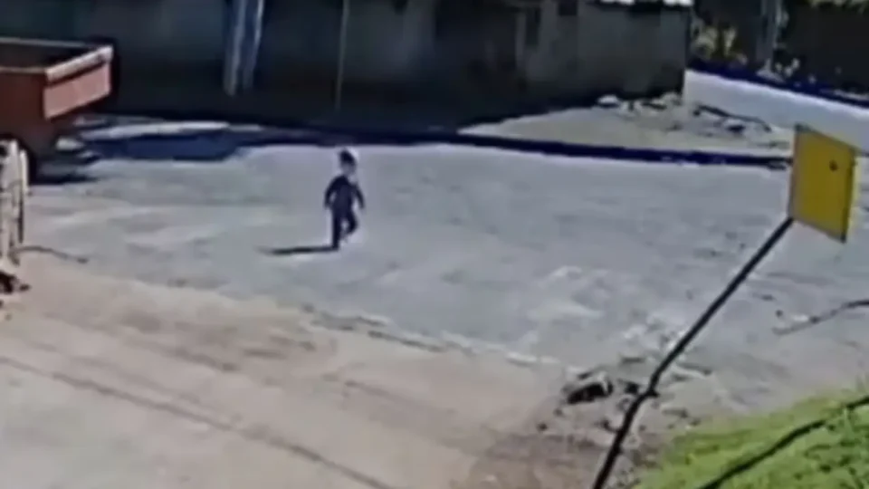 Criança de 1 ano e 6 meses sai sozinha de creche em SC e chega ao trabalho da mãe