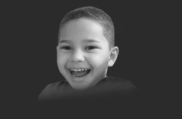 Menino de 4 anos morre após ficar com a cabeça presa em vidro de carro
