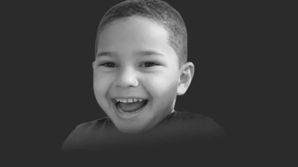 Menino de 4 anos morre após ficar com a cabeça presa em vidro de carro