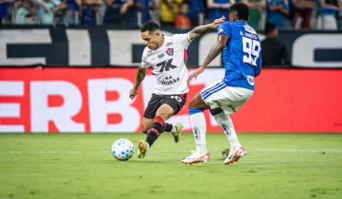 Cruzeiro vira sobre o Vitória no Barradão e encosta no G-4 do Brasileirão