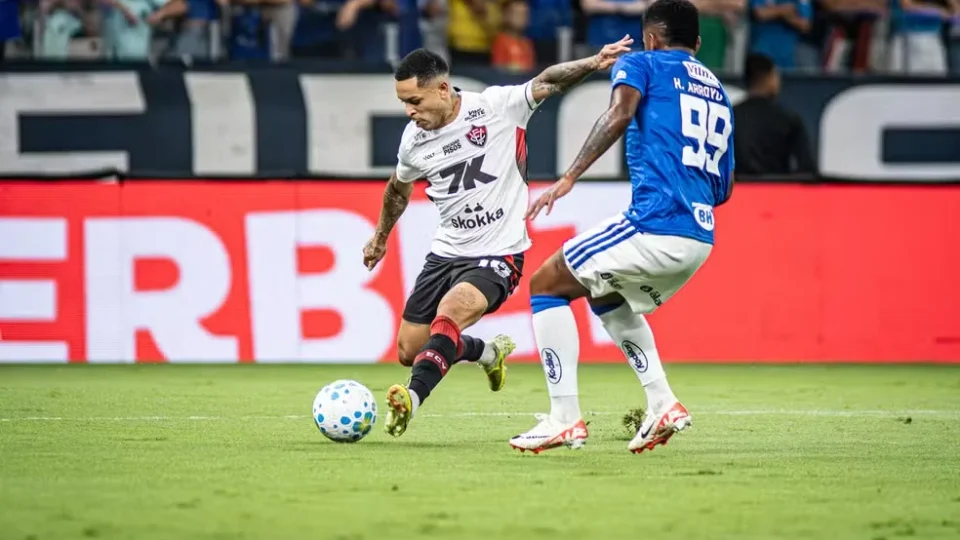 Cruzeiro vira sobre o Vitória no Barradão e encosta no G-4 do Brasileirão