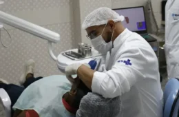 Professor da UFMG lança livro pioneiro sobre manutenção de implantes dentários