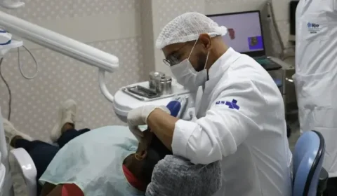 Professor da UFMG lança livro pioneiro sobre manutenção de implantes dentários