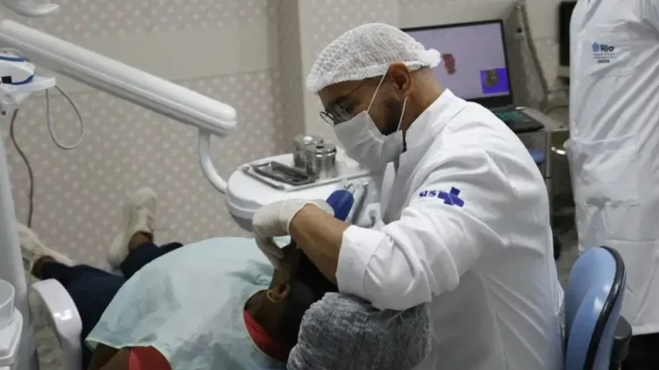 Professor da UFMG lança livro pioneiro sobre manutenção de implantes dentários