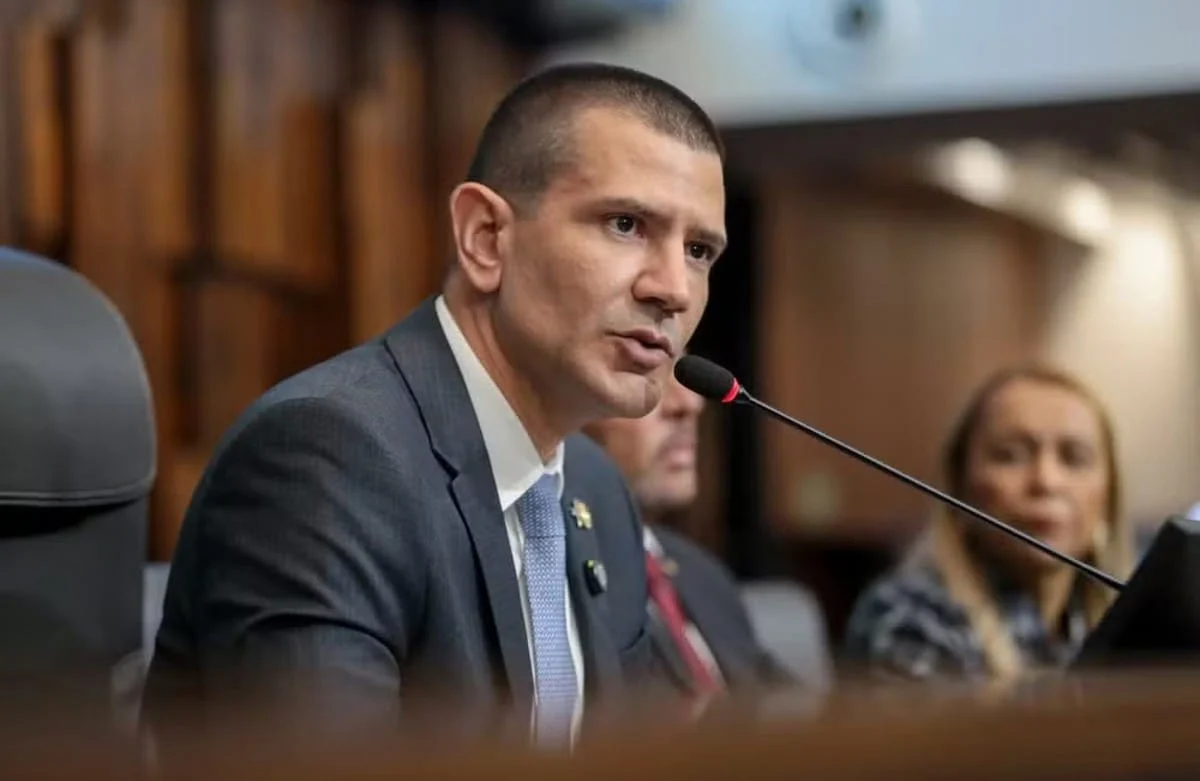 Douglas Ruas (PL) aparece na segunda colocação, com 20,3% das intenções de voto.