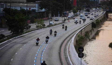 Afundamento de pista interdita faixas da Avenida do Estado em SP