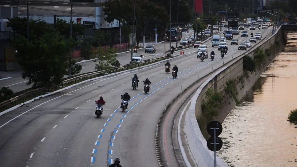 Afundamento de pista interdita faixas da Avenida do Estado em SP