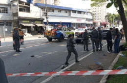 Carro bate em moto, invade calçada e deixa um morto e quatro feridos em São Paulo