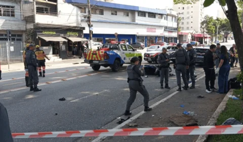 Carro bate em moto, invade calçada e deixa um morto e quatro feridos em São Paulo