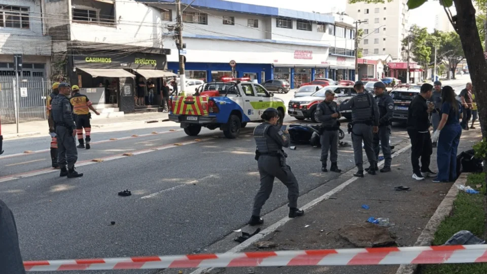 Carro bate em moto, invade calçada e deixa um morto e quatro feridos em São Paulo