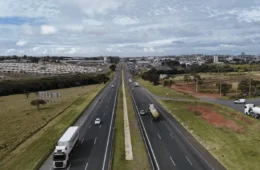 Câmeras com IA vão flagrar uso de celular ao volante em rodovia de SP