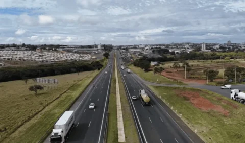Câmeras com IA vão flagrar uso de celular ao volante em rodovia de SP