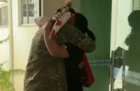 Brasileiro volta ao Brasil após seis meses na guerra da Ucrânia e surpreende esposa durante plantão