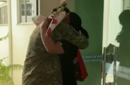 Brasileiro volta ao Brasil após seis meses na guerra da Ucrânia e surpreende esposa durante plantão