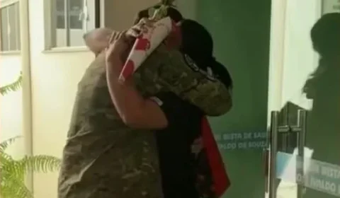 Brasileiro volta ao Brasil após seis meses na guerra da Ucrânia e surpreende esposa durante plantão