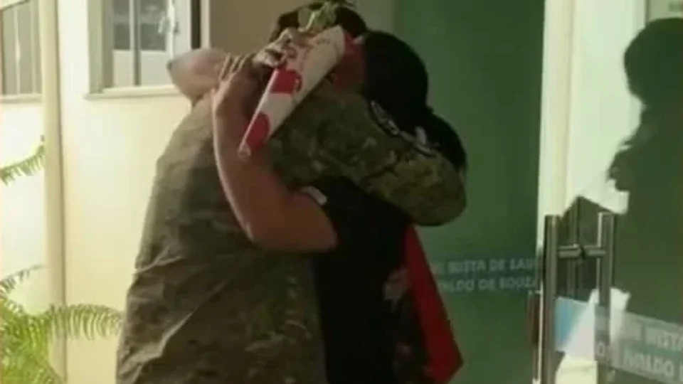 Brasileiro volta ao Brasil após seis meses na guerra da Ucrânia e surpreende esposa durante plantão
