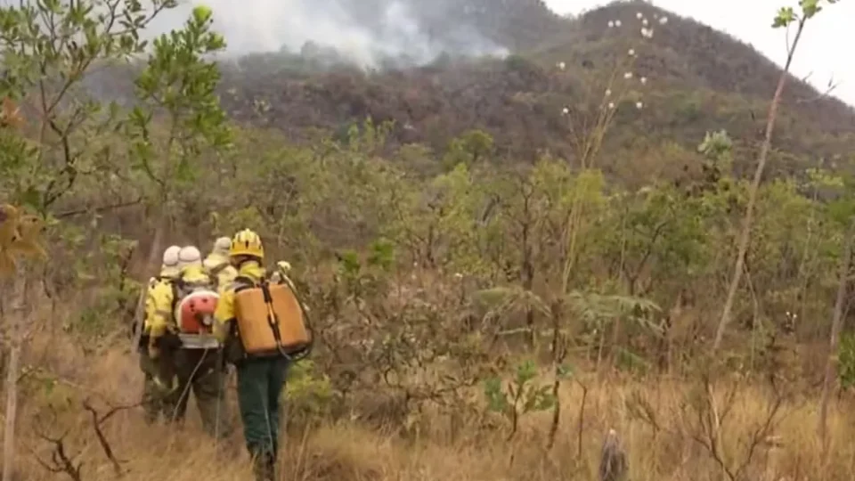 Incêndio reacende na Chapada dos Veadeiros e fecha trechos de trilha