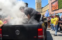 Gerador de carro de som pega fogo em ato de campanha de Flávio Bolsonaro em SP