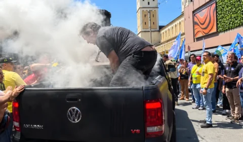 Gerador de carro de som pega fogo em ato de campanha de Flávio Bolsonaro em SP