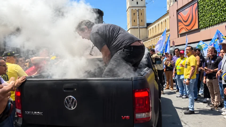 Gerador de carro de som pega fogo em ato de campanha de Flávio Bolsonaro em SP