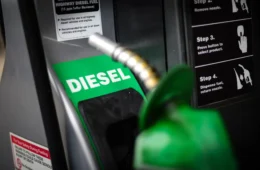 Petrobras reajusta diesel em R$ 1 por litro, mas subsídio evita impacto imediato ao consumidor