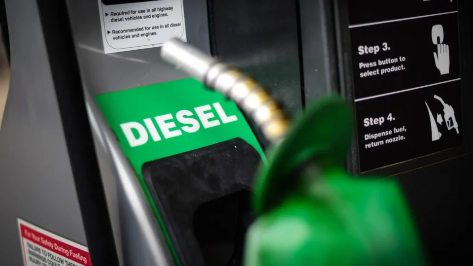 Petrobras reajusta diesel em R$ 1 por litro, mas subsídio evita impacto imediato ao consumidor