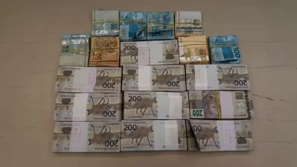 PF apreende quase R$ 1 milhão, dólares, euros, carros e joias em operação que mira Adail Filho