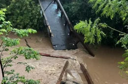 Chuva forte faz passarela interditada desabar em Socorro; estrutura tinha menos de 5 anos